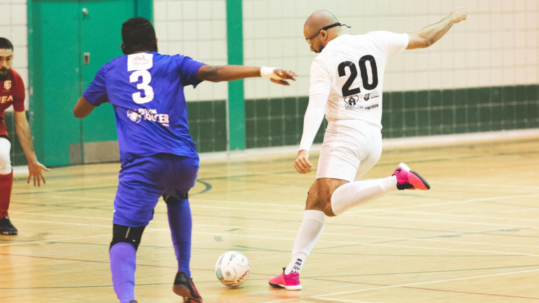 Futsal speler schiet bal