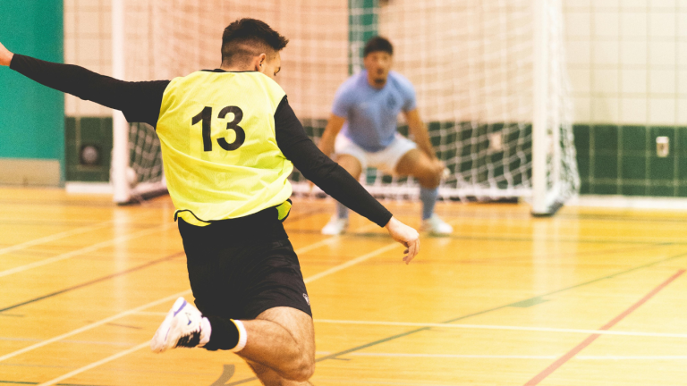 Futsal speler schiet bal